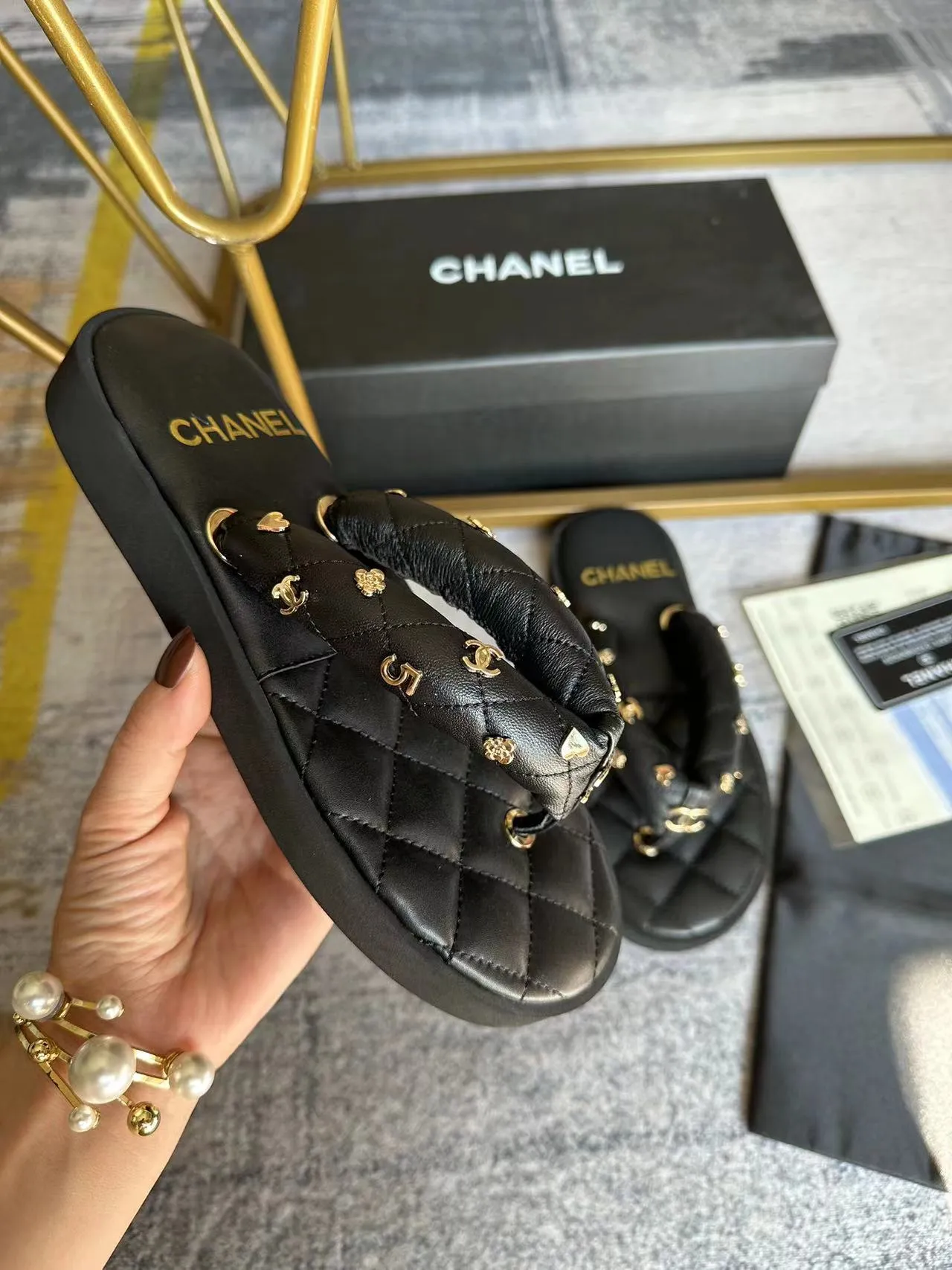 👟👟Ex-factory price 400 🌈🌈Women's shoes factory Chanel Chanel's new summer bread flip-flops, irresistibly cute, like stepping on bread or stepping on clouds ☁️Super strong wrapping feeling🛍📦 Fabric: Original customized super soft sheepskin Lining: Original customized super soft sheep Sole: Ultra-light foam sole Sole thickness: 2CM Size: 35-40